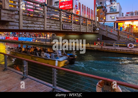 Osaka, Japan - 28. Oktober 2018: Dotonbori ist einer der beliebtesten Reiseziel läuft neben Dotonbori Kanal zwischen Dotonboribashi und Nip. Stockfoto