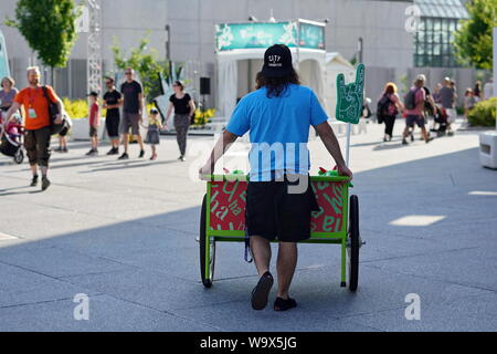 Montreal, Quebec/Kanada - Juli 24, 2019: Ein Arbeiter verkaufen Victor Plüschtiere auf dem Festival Stockfoto