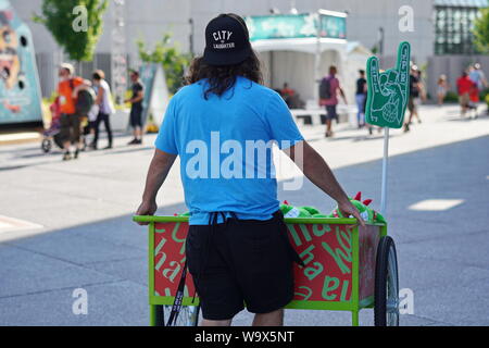 Montreal, Quebec/Kanada - Juli 24, 2019: Ein Arbeiter verkaufen Victor Plüschtiere auf dem Festival Stockfoto