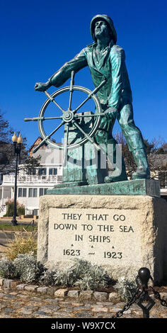 Gloucester, MA/USA, 19. Okt. 2018: Gloucester Fisherman's Memorial, mit Blick auf den Hafen von Gloucester, ehrt der Fischer, die auf See gestorben sind. Stockfoto