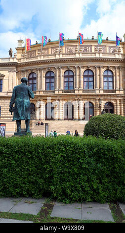 Das Rudolfinum ist ein Gebäude in Prag, Tschechische Republik. Ist es im neo-renaissance Stil und liegt am Ufer des Flusses Moldau Stockfoto