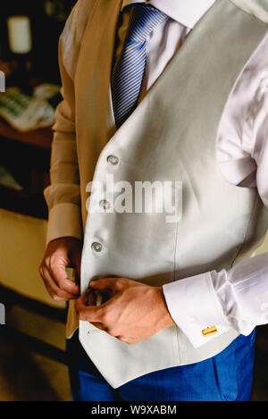 Detail der Klage eines Mannes elegant in blaue Jacke bekleidet. Stockfoto