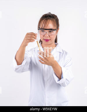 Asiatische Frau wissenschaftliche Forschung suchen Lösung im Rohr Stockfoto
