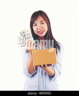 Asiatische Frau, eine Menge Geld und Paketbox Stockfoto