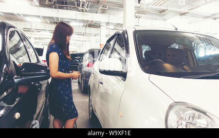 Asiatische Frau verwenden, um Ihr Auto zu öffnen oder sperren Stockfoto