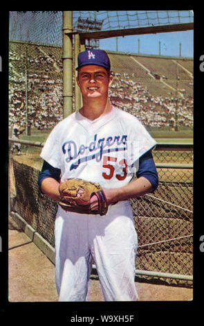 Krug Don Drysdale in Vintage Los Angeles Dodgers souvenir Postkarte Foto auf der Memorial Coliseum in Los Angeles, CA ca. 1959 Stockfoto