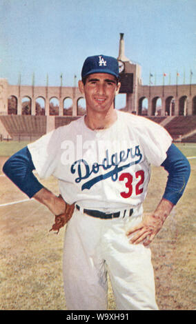 Sandy Koufax Vintage Los Angeles Dodgers souvenir Postkarte Foto auf der Memorial Coliseum in Los Angeles, CA ca. 1959 Stockfoto