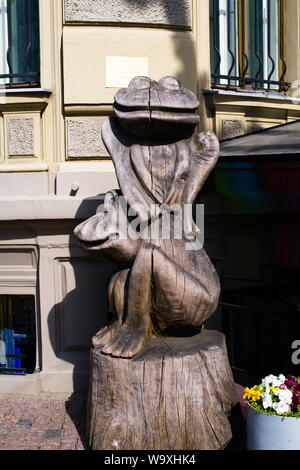 Eine Holzstatue eines Frosches in Riga, Lettland Stockfoto