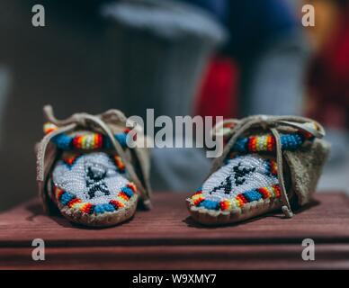 Nahaufnahme von verknoteten Wollschuhen mit Verzierungen Stockfoto