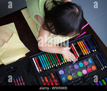 Süße kleine Mädchen ist, Malvorlagen und Malerei. Kinder malen. Kinder ziehen. Vorschüler mit Aktivitäten zu Hause. Creative Toddler Stockfoto