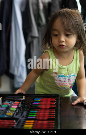 Süße kleine Mädchen ist, Malvorlagen und Malerei. Kinder malen. Kinder ziehen. Vorschüler mit Aktivitäten zu Hause. Creative Toddler. Stockfoto