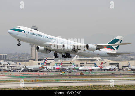 Cathay Pacific Cargo Jet (Boeing 747, Anmeldung B-LJK) gezeigt, die von der Los Angeles International Airport LAX. Stockfoto