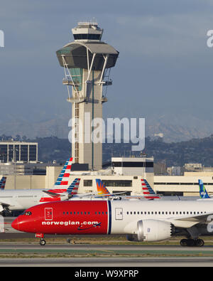 Das norwegische Flugzeug ASA Boeing 787 zeigte auf dem Los Angeles International Airport, LAX. Außerdem wurde der Flugsicherungsturm gezeigt. Stockfoto