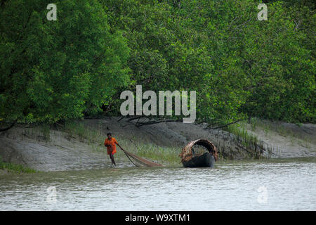 Die Fischer fangen in den Sundarbans, der größte Mangrovenwald der Welt. Bangladesch Stockfoto