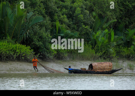 Die Fischer fangen in den Sundarbans, der größte Mangrovenwald der Welt. Bangladesch Stockfoto