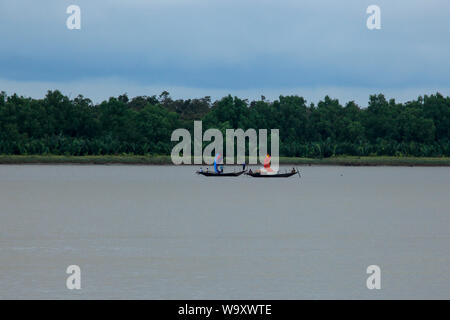 Segeln Boot auf dem Fluss in der Nähe der Sundarbans Pashur, den größten Mangrovenwald der Welt. Bangladesch. Stockfoto