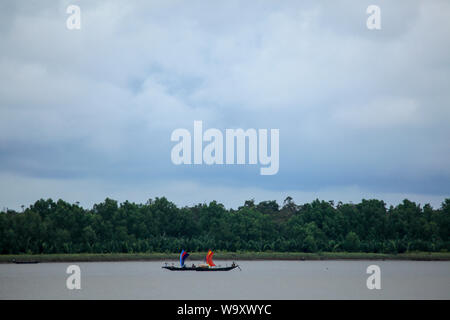 Segeln Boot auf dem Fluss in der Nähe der Sundarbans Pashur, den größten Mangrovenwald der Welt. Bangladesch. Stockfoto