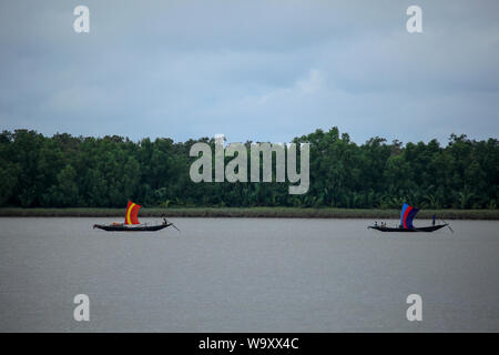 Segeln Boot auf dem Fluss in der Nähe der Sundarbans Pashur, den größten Mangrovenwald der Welt. Bangladesch. Stockfoto