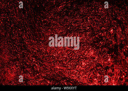 Red grunge abstrakte zerknittert Aluminium, Titan glänzende Folie Hintergrund Stockfoto