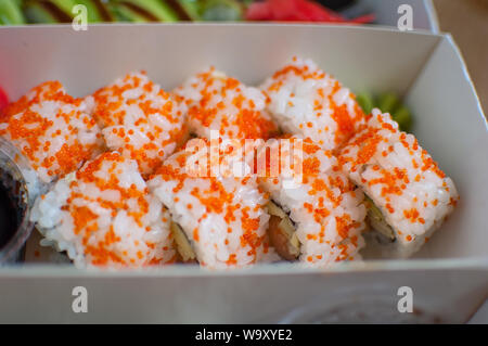 California Sushi Rollen im Karton gesetzt. Essen zum Mitnehmen oder Sushi Konzepts Stockfoto