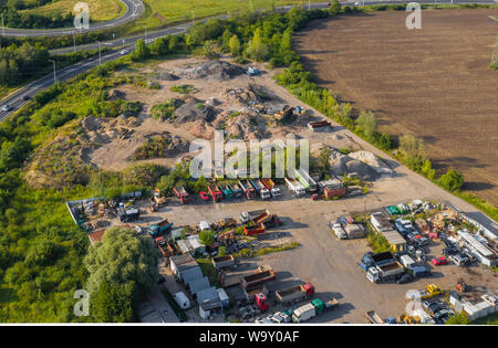 Luftaufnahme von Lkw und Fahrzeug parken in der Nähe von Deponien. Stockfoto