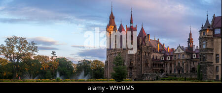 Schloss Moszna in die Strahlen der aufgehenden Sonne, in der Nähe von Oppeln, Schlesien, Polen. Stockfoto