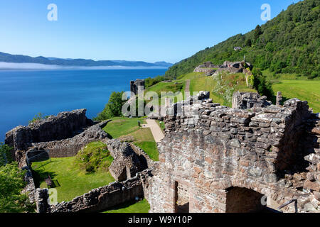 Urquhart Castle im Morgennebel, Loch Ness, Scottish Highlands, Schottland, Vereinigtes Königreich Stockfoto