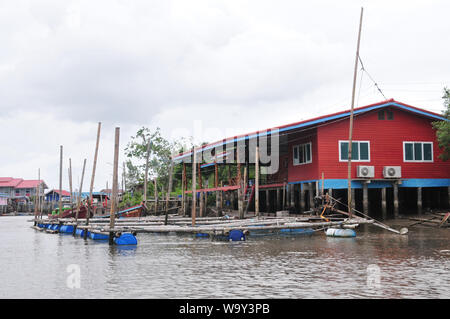 CHANTABURI, THAILAND - 4. AUGUST 2019: Bang Chan, in Chantaburi die kh Lunge Bezirk, ist ein Fischerdorf am Wasser gebaut. Häuser auf Stelzen, Th Stockfoto