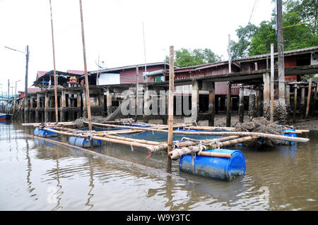 CHANTABURI, THAILAND - 4. AUGUST 2019: Bang Chan, in Chantaburi die kh Lunge Bezirk, ist ein Fischerdorf am Wasser gebaut. Häuser auf Stelzen, Th Stockfoto