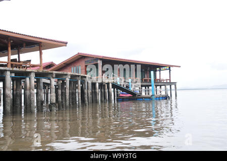 CHANTABURI, THAILAND - 4. AUGUST 2019: Bang Chan, in Chantaburi die kh Lunge Bezirk, ist ein Fischerdorf am Wasser gebaut. Häuser auf Stelzen, Th Stockfoto