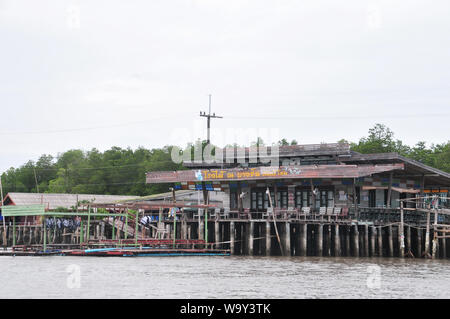 CHANTABURI, THAILAND - 4. AUGUST 2019: Bang Chan, in Chantaburi die kh Lunge Bezirk, ist ein Fischerdorf am Wasser gebaut. Häuser auf Stelzen, Th Stockfoto