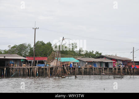 CHANTABURI, THAILAND - 4. AUGUST 2019: Bang Chan, in Chantaburi die kh Lunge Bezirk, ist ein Fischerdorf am Wasser gebaut. Häuser auf Stelzen, Th Stockfoto