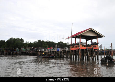 CHANTABURI, THAILAND - 4. AUGUST 2019: Bang Chan, in Chantaburi die kh Lunge Bezirk, ist ein Fischerdorf am Wasser gebaut. Häuser auf Stelzen, Th Stockfoto