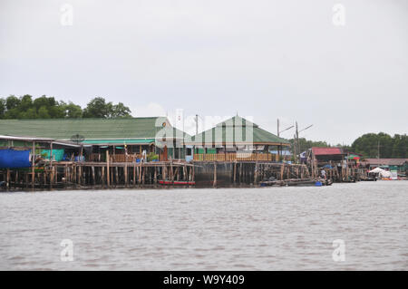 CHANTABURI, THAILAND - 4. AUGUST 2019: Bang Chan, in Chantaburi die kh Lunge Bezirk, ist ein Fischerdorf am Wasser gebaut. Häuser auf Stelzen, Th Stockfoto