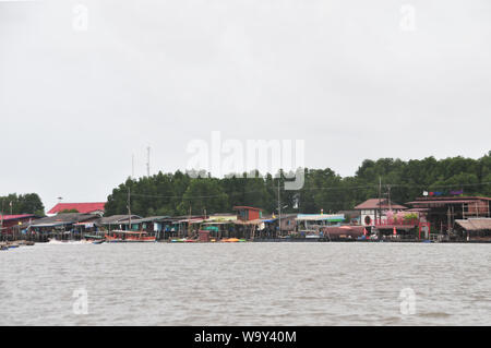 CHANTABURI, THAILAND - 4. AUGUST 2019: Bang Chan, in Chantaburi die kh Lunge Bezirk, ist ein Fischerdorf am Wasser gebaut. Häuser auf Stelzen, Th Stockfoto