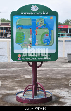 CHANTABURI, THAILAND - 4. AUGUST 2019: Bang Chan, in Chantaburi die kh Lunge Bezirk, ist ein Fischerdorf am Wasser gebaut. Häuser auf Stelzen, Th Stockfoto