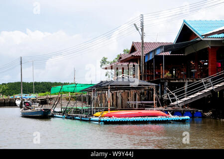 CHANTABURI, THAILAND - 4. AUGUST 2019: Bang Chan, in Chantaburi die kh Lunge Bezirk, ist ein Fischerdorf am Wasser gebaut. Häuser auf Stelzen, Th Stockfoto