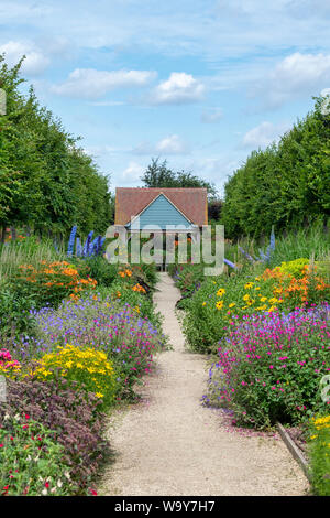 Farbenfrohe Sommer Blumenbeete im Aston Pottery. Aston, Bampton, Oxfordshire, England Stockfoto