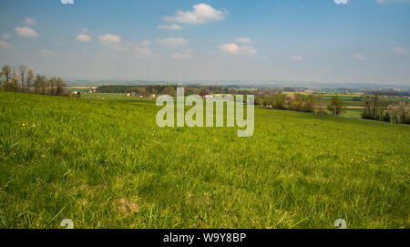 Frühling Landschaft mit Wiesen, Feldern, Wald und streusiedlung von der Straße oben Komorni Lhotka Dorf unten Prasiva Hügel in Moravskos Stockfoto