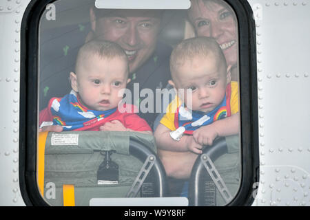 Zwillinge Ruben (links) und Jenson Peer durch einen Hubschrauber Fenster mit Mama und Papa Jennie und Reichen Powell, wie Sie feiern ihren ersten Geburtstag von HM Küstenwache Mannschaften zum ersten Mal seit Jennie in einem Hubschrauber nach Oxford aus Cornwall geflogen war, nachdem sie in Arbeit bei 22 Wochen mit ihren Zwillingen, die Geburt der jüngste Überlebende pre-Begriff Zwillinge in Großbritannien geboren. Stockfoto