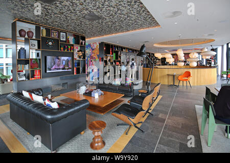 Eingang Lobby und Lounge in London Shoreditch Bürger M Hotel, UK. Eine der vielen trendigen, neuen Hotels in diesem modernen Teil der Stadt. Stockfoto