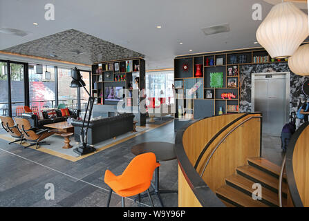 Eingang Lobby und Lounge in London Shoreditch Bürger M Hotel, UK. Eine der vielen trendigen, neuen Hotels in diesem modernen Teil der Stadt. Stockfoto