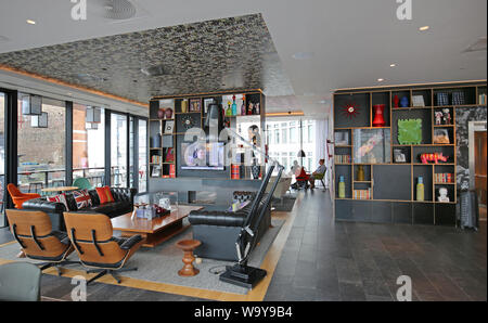 Eingang Lobby und Lounge in London Shoreditch Bürger M Hotel, UK. Eine der vielen trendigen, neuen Hotels in diesem modernen Teil der Stadt. Stockfoto