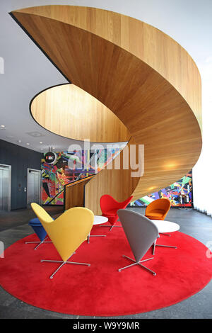 Rund, Holz Treppe im Erdgeschoss Eingang Lobby für den Bürger M Hotel in Shoreditch, London. Stockfoto