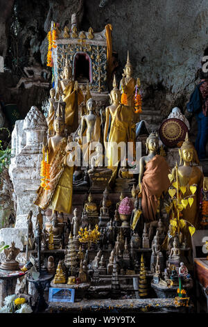 Hunderte von Buddha Statuen in Höhlen von Pak Ou, Luang Prabang in Laos. Stockfoto