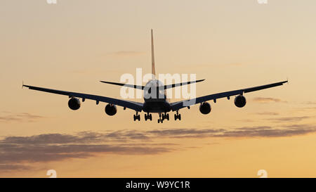 Richmond, British Columbia, Kanada. 13 Aug, 2019. Einen British Airways Airbus A380 Jet Airliner, die von der untergehenden Sonne silhouetted, Airborne auf kurze letzte Ansatz zur Landung auf dem Internationalen Flughafen von Vancouver. Credit: bayne Stanley/ZUMA Draht/Alamy leben Nachrichten Stockfoto