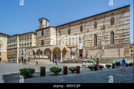 Piazza IV Novembre mit Blick auf Perugia Kathedrale und der Fontana Maggiore Brunnen im historischen Zentrum von Perugia, Umbrien, Italien Stockfoto