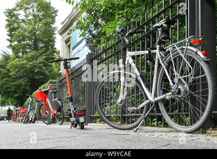Berlin, Deutschland. 15 Aug, 2019. Zahlreiche E-Bikes, E-Roller und Fahrräder stehen auf einem Gehsteig in der Invalidenstraße. Foto: Jens Kalaene/dpa-Zentralbild/ZB/dpa/Alamy leben Nachrichten Stockfoto