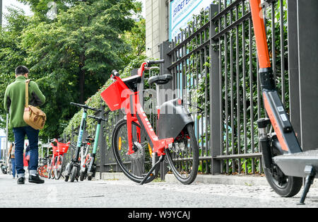 Berlin, Deutschland. 15 Aug, 2019. Zahlreiche E-Bikes und E-Scooters stehen auf einem Bürgersteig in der Invalidenstraße. Foto: Jens Kalaene/dpa-Zentralbild/ZB/dpa/Alamy leben Nachrichten Stockfoto