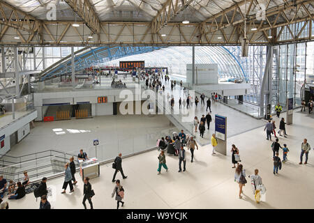 Ansatz die Brücke zum Neu (Mai 2019) Plattformen 20-24 in der Londoner Waterloo Station wieder geöffnet - die Besetzung der alten Eurostar Terminal entfernt. Stockfoto